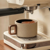 Mug en céramique moderniste avec support en bois
