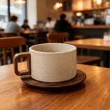 Mug en céramique moderniste avec support en bois
